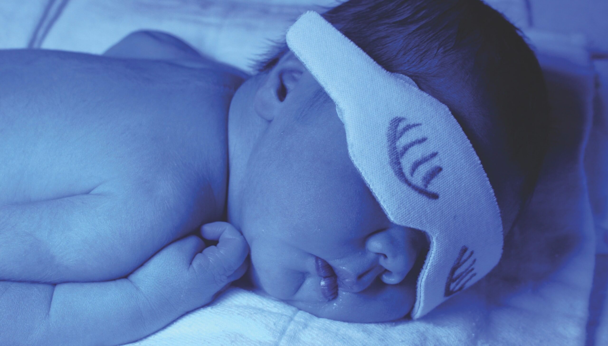 Blue-Light-Therapy-baby_web-1