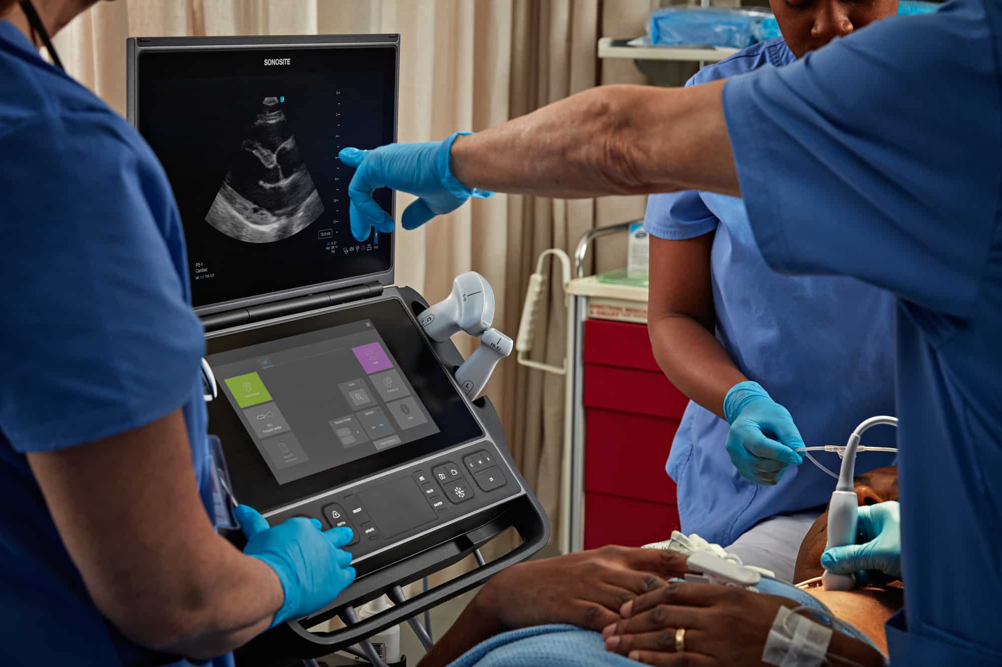 Sonosite-PX-Lifestyle-Image-P5-1-Emergency-Cardiac-Parasternal-Long-Axis