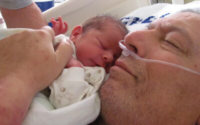 Gérald Fay prend pour la première fois son petit-fils dans ses bras