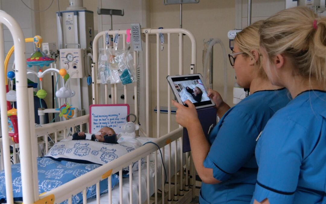 Une mère fait l’éloge d’une application vidéo permettant aux parents de rester en contact avec leur bébé à l’UNSI