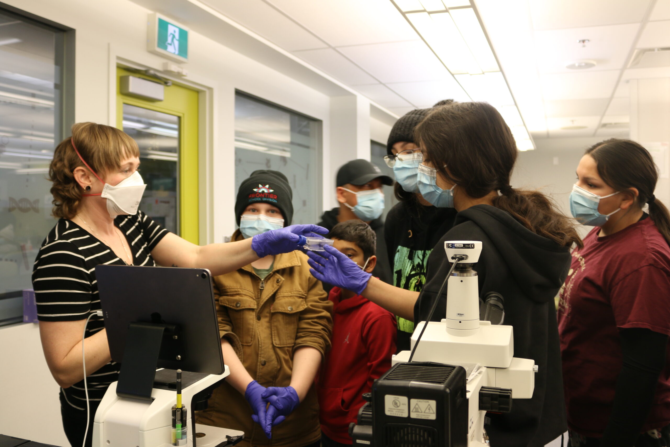 Students saw lab equipment and biomedical techniques during their visit to the Youth BIOlab.